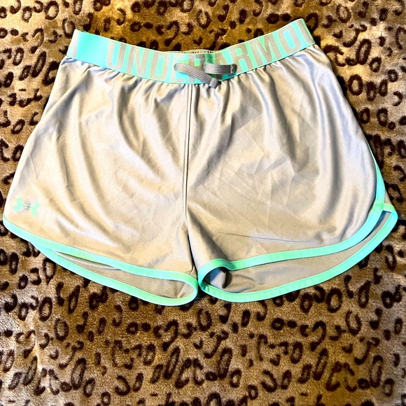 Youth Under Armour Shorts in Size YLG (14-16) - Picture 1 of 4